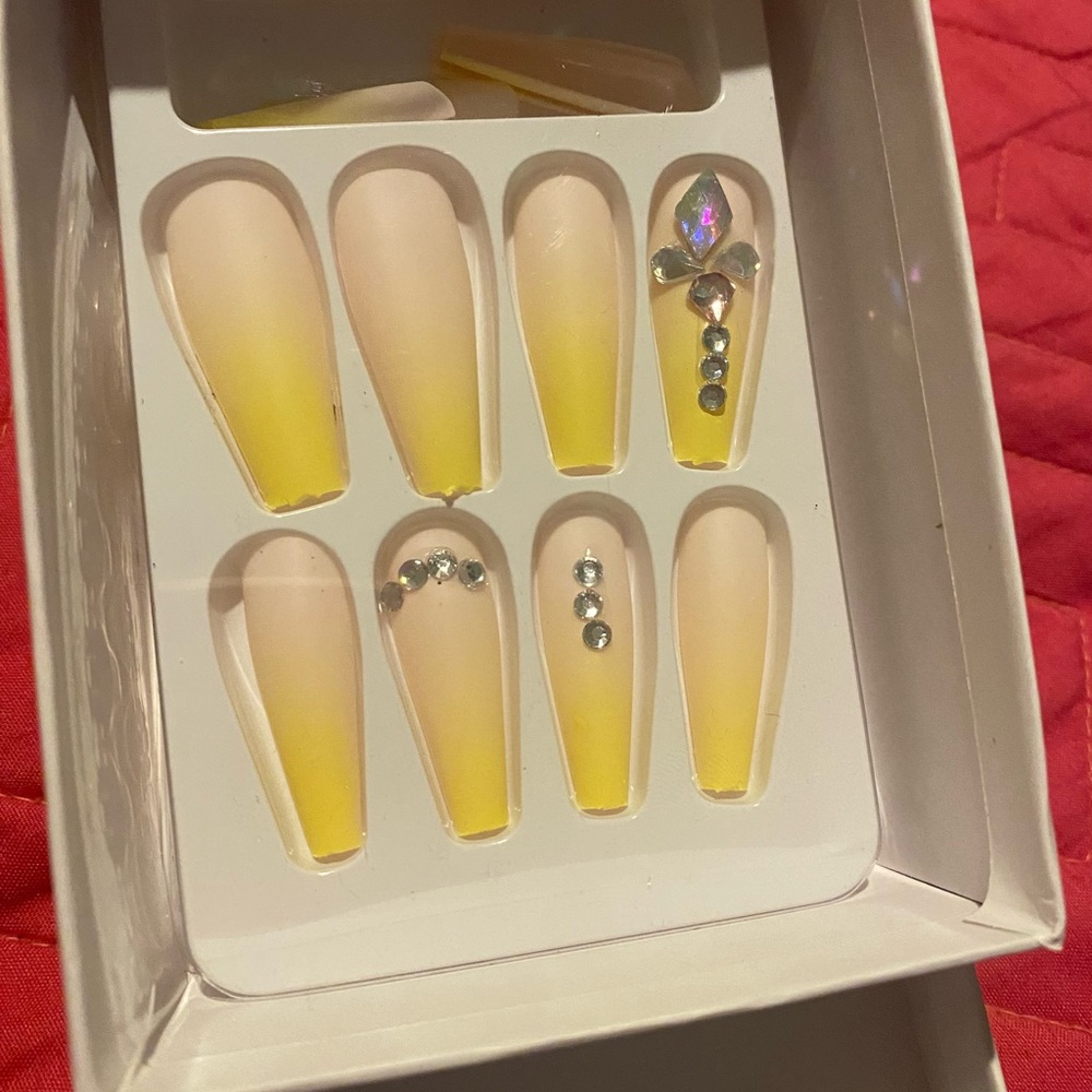 Custom nails - Picture 2 of 2